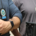 Pai de santo é preso após dopar e abusar de adolescente na Barra da Tijuca. Polícia Civil cumpriu mandado de prisão e apura novos casos.