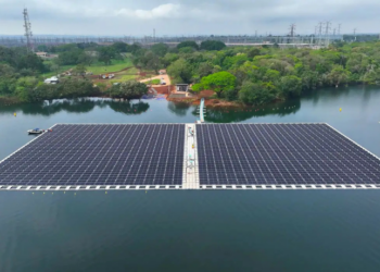 Itaipu inicia projeto de ilha solar flutuante com mais de 1.500 painéis e prevê geração de energia limpa em novembro. Estrutura pode dobrar capacidade da usina.