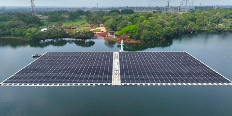 Itaipu inicia projeto de ilha solar flutuante com mais de 1.500 painéis e prevê geração de energia limpa em novembro. Estrutura pode dobrar capacidade da usina.