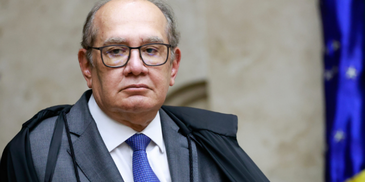 Gilmar Mendes propõe lei anti-embargo para proteger autoridades brasileiras de sanções externas e elogia “tempo de paz” com Edson Fachin no comando do STF.