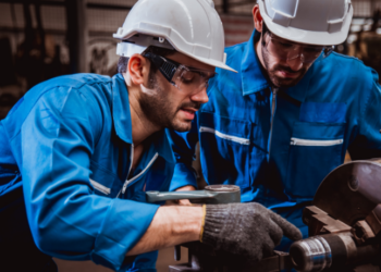 O faturamento da indústria caiu 5,3% em agosto, segundo a CNI. A produção e o emprego seguem estáveis, enquanto salários e renda recuam em meio a juros elevados e avanço das importações.