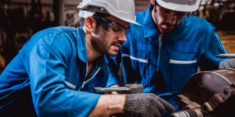 O faturamento da indústria caiu 5,3% em agosto, segundo a CNI. A produção e o emprego seguem estáveis, enquanto salários e renda recuam em meio a juros elevados e avanço das importações.