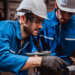 O faturamento da indústria caiu 5,3% em agosto, segundo a CNI. A produção e o emprego seguem estáveis, enquanto salários e renda recuam em meio a juros elevados e avanço das importações.