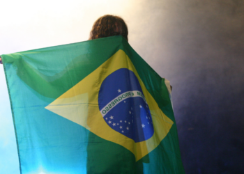 Exportações brasileiras resistem ao tarifaço de 50% dos EUA, com crescimento em setores de café e carne, enquanto Plano Brasil Soberano oferece R$ 2,6 bilhões em incentivos para reduzir impactos.