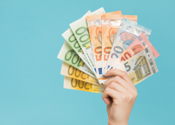 O Banco Central informou que mais de 48 milhões de brasileiros têm R$ 10,4 bilhões esquecidos em bancos e instituições financeiras. Saiba como consultar e ativar a devolução automática pelo Sistema Valores a Receber (SVR).