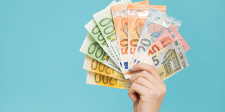 O Banco Central informou que mais de 48 milhões de brasileiros têm R$ 10,4 bilhões esquecidos em bancos e instituições financeiras. Saiba como consultar e ativar a devolução automática pelo Sistema Valores a Receber (SVR).