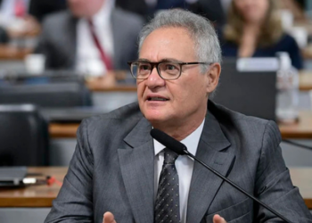 Davi Alcolumbre indica Renan Calheiros para relatar no Senado a proposta que amplia a isenção do Imposto de Renda até R$ 5 mil. Texto foi aprovado pela Câmara e conta com apoio do governo Lula.
