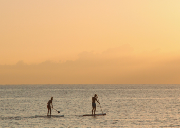 Fortes ventos arrastaram praticantes de stand up paddle em Copacabana. Bombeiros do GMAR realizam buscas e Defesa Civil reforça alerta sobre riscos no mar.
