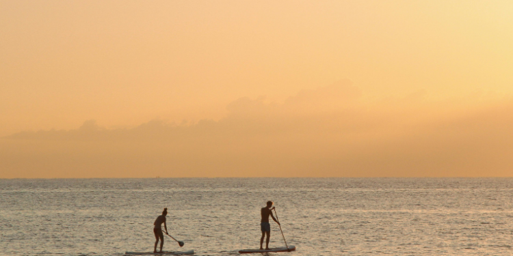 Fortes ventos arrastaram praticantes de stand up paddle em Copacabana. Bombeiros do GMAR realizam buscas e Defesa Civil reforça alerta sobre riscos no mar.