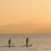 Fortes ventos arrastaram praticantes de stand up paddle em Copacabana. Bombeiros do GMAR realizam buscas e Defesa Civil reforça alerta sobre riscos no mar.