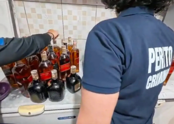Rio de Janeiro investiga três novos casos suspeitos de intoxicação por metanol em Cantagalo, Cabo Frio e Volta Redonda. Secretaria de Saúde alerta para risco de bebidas adulteradas e orienta sobre sintomas e emergência médica.