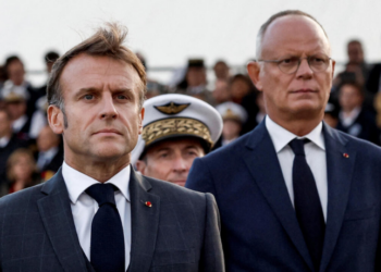 Crise política na França: The Wall Street Journal sugere renúncia de Emmanuel Macron para encerrar impasse em meio à instabilidade e alta da dívida pública.