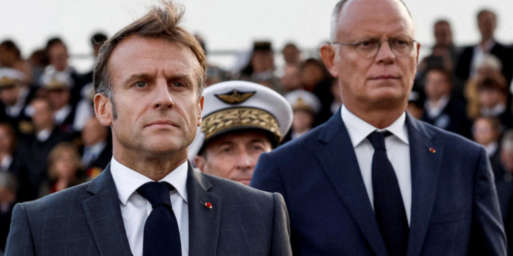 Crise política na França: The Wall Street Journal sugere renúncia de Emmanuel Macron para encerrar impasse em meio à instabilidade e alta da dívida pública.