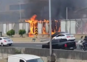 Incêndio na Linha Amarela, em Del Castilho, interdita saída para a Avenida Pastor Martin Luther King Jr., destrói placas de proteção e causa lentidão no trânsito. Causas ainda são investigadas.