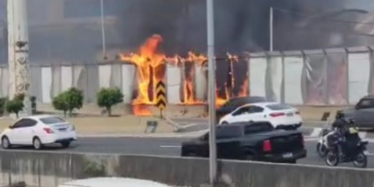 Incêndio na Linha Amarela, em Del Castilho, interdita saída para a Avenida Pastor Martin Luther King Jr., destrói placas de proteção e causa lentidão no trânsito. Causas ainda são investigadas.