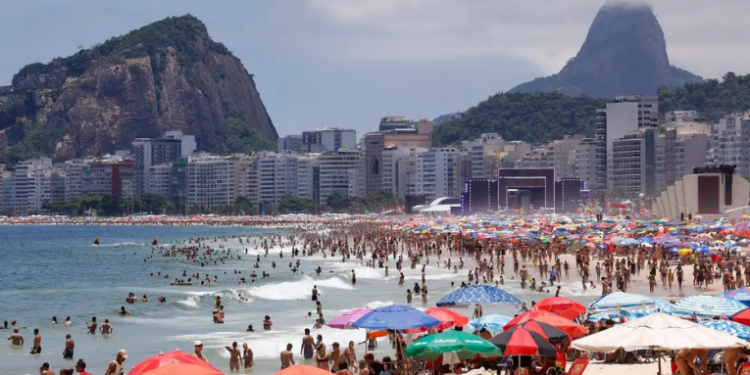 Rio de Janeiro registra aumento de 51,7% no número de turistas estrangeiros em 2025 e contribui para recorde histórico de visitantes internacionais no Brasil, aponta Embratur.