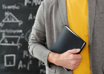 Pesquisa da OCDE revela que 56% dos professores brasileiros do ensino fundamental usam inteligência artificial em sala de aula — índice superior à média global. Ferramentas são usadas para planos de aula, atividades e personalização do ensino.
