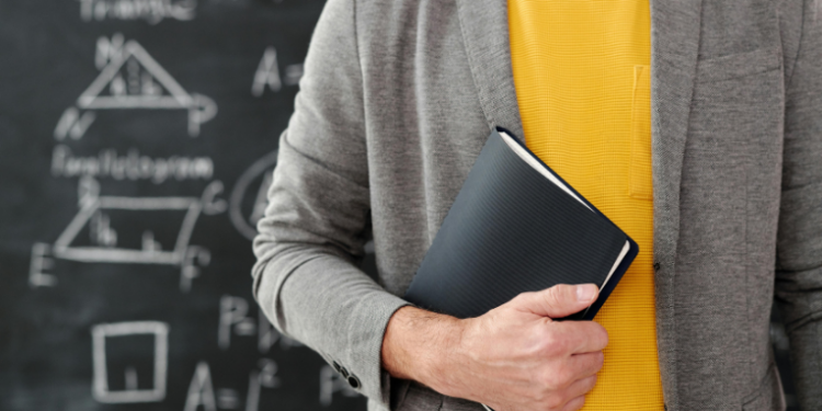 Pesquisa da OCDE revela que 56% dos professores brasileiros do ensino fundamental usam inteligência artificial em sala de aula — índice superior à média global. Ferramentas são usadas para planos de aula, atividades e personalização do ensino.