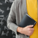 Pesquisa da OCDE revela que 56% dos professores brasileiros do ensino fundamental usam inteligência artificial em sala de aula — índice superior à média global. Ferramentas são usadas para planos de aula, atividades e personalização do ensino.