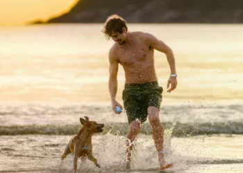 “Caramelo”, novo filme da Netflix estrelado por Rafael Vitti e o cão Amendoim, estreia em 8 de outubro e celebra o vira-lata brasileiro em uma história emocionante de superação e afeto.