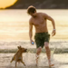 “Caramelo”, novo filme da Netflix estrelado por Rafael Vitti e o cão Amendoim, estreia em 8 de outubro e celebra o vira-lata brasileiro em uma história emocionante de superação e afeto.