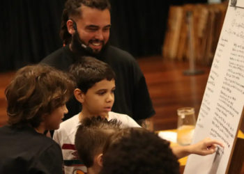Escola na zona oeste do Rio recebe oficinas do projeto Poéticas na Escola - Slam. Iniciativa usa poesia falada como ferramenta de expressão e leitura entre jovens de 12 a 14 anos.