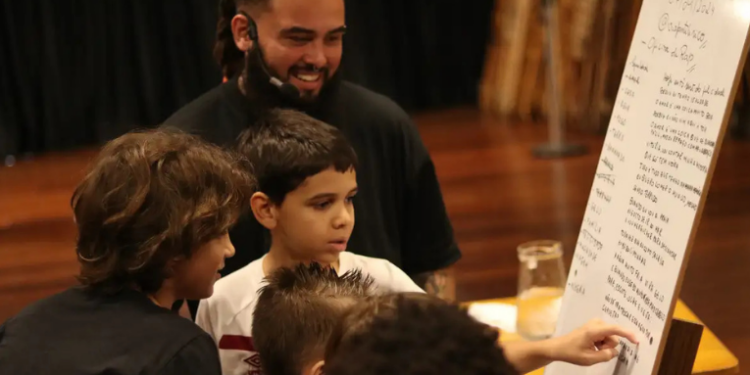 Escola na zona oeste do Rio recebe oficinas do projeto Poéticas na Escola - Slam. Iniciativa usa poesia falada como ferramenta de expressão e leitura entre jovens de 12 a 14 anos.