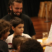 Escola na zona oeste do Rio recebe oficinas do projeto Poéticas na Escola - Slam. Iniciativa usa poesia falada como ferramenta de expressão e leitura entre jovens de 12 a 14 anos.