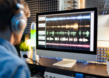 Estudo revela que o setor audiovisual movimentou R$ 70 bilhões e gerou mais de 600 mil empregos no Brasil. FICA é lançada para fortalecer a indústria e ampliar sua participação no PIB.