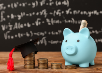 Pesquisa indica que mensalidades de escolas particulares terão aumento médio de 9,8% em 2026, quase o dobro da inflação projetada. Procon orienta pais a exigirem planilha de custos e denunciarem práticas abusivas.