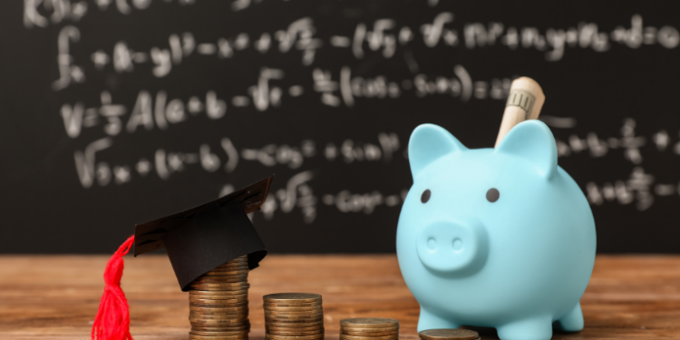Pesquisa indica que mensalidades de escolas particulares terão aumento médio de 9,8% em 2026, quase o dobro da inflação projetada. Procon orienta pais a exigirem planilha de custos e denunciarem práticas abusivas.
