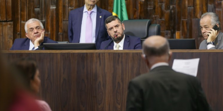 A Alerj aprovou a criação do Funpdec, fundo que usará parte dos royalties do petróleo do pré-sal para financiar medidas de prevenção, mitigação e resposta a desastres climáticos no Rio de Janeiro.