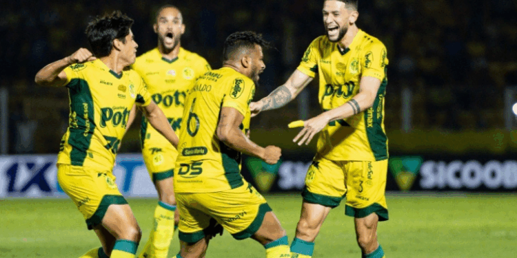 Mirassol supera o Fluminense por 2 a 1 em jogo atrasado da Série A e entra no G4. Atlético-MG também vence o Sport por 3 a 1 e sobe na classificação.