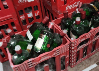 Fiscalização da Vigilância Sanitária em Campos apreende bebidas vencidas e suspeitas de adulteração com metanol. Operação Gole Fatal visa coibir práticas perigosas à saúde pública.