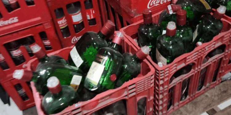 Fiscalização da Vigilância Sanitária em Campos apreende bebidas vencidas e suspeitas de adulteração com metanol. Operação Gole Fatal visa coibir práticas perigosas à saúde pública.