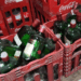 Fiscalização da Vigilância Sanitária em Campos apreende bebidas vencidas e suspeitas de adulteração com metanol. Operação Gole Fatal visa coibir práticas perigosas à saúde pública.
