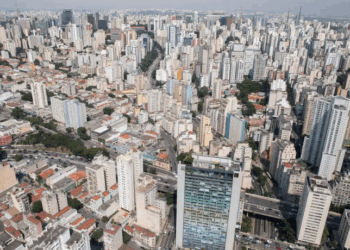 Caixa Econômica Federal lança novas regras de financiamento imobiliário com entrada menor e teto maior. Medida pode financiar 80 mil imóveis e impulsionar o crédito habitacional até 2026.