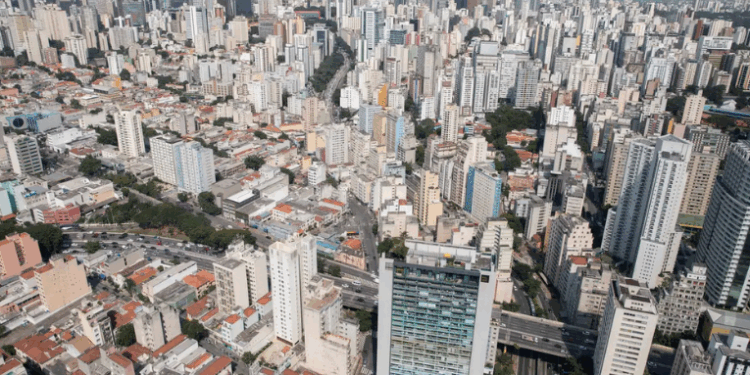 Caixa Econômica Federal lança novas regras de financiamento imobiliário com entrada menor e teto maior. Medida pode financiar 80 mil imóveis e impulsionar o crédito habitacional até 2026.