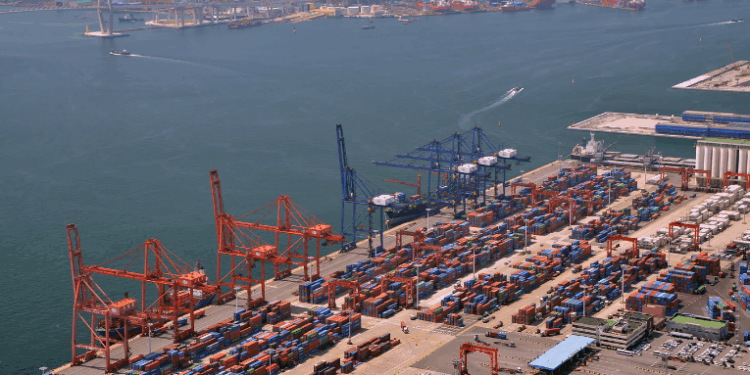 Diante da tarifa de 50% dos EUA sobre produtos brasileiros, BNDES aprova R$ 1,6 bilhão em financiamentos para impulsionar exportações a outros países.