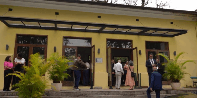 O prefeito do Rio, Eduardo Paes, participou da assinatura do acordo coletivo que resolve o conflito fundiário no Horto Florestal. Moradores poderão permanecer nas áreas seguras, respeitando regras ambientais que preservam o Jardim Botânico.