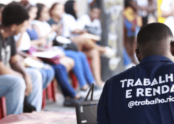 A Prefeitura do Rio oferece 2.145 vagas de emprego nesta semana, sendo 1.234 para quem não tem experiência. Há oportunidades em várias regiões e para diferentes áreas, incluindo estágio e vagas para pessoas com deficiência.