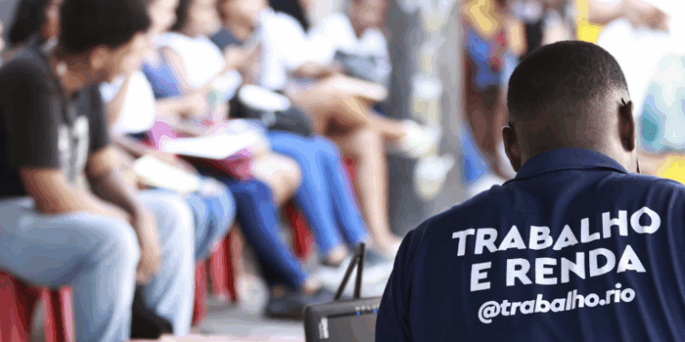 A Prefeitura do Rio oferece 2.145 vagas de emprego nesta semana, sendo 1.234 para quem não tem experiência. Há oportunidades em várias regiões e para diferentes áreas, incluindo estágio e vagas para pessoas com deficiência.