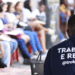 A Prefeitura do Rio oferece 2.145 vagas de emprego nesta semana, sendo 1.234 para quem não tem experiência. Há oportunidades em várias regiões e para diferentes áreas, incluindo estágio e vagas para pessoas com deficiência.