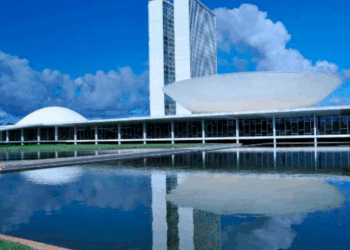Parlamentares retornam a Brasília para redirecionar emendas parlamentares, priorizando 50% para saúde. Municípios enfrentam filas e atrasos em cirurgias e serviços essenciais.