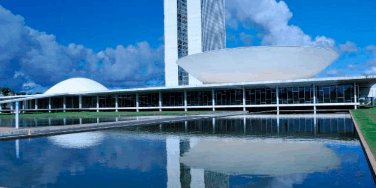 Parlamentares retornam a Brasília para redirecionar emendas parlamentares, priorizando 50% para saúde. Municípios enfrentam filas e atrasos em cirurgias e serviços essenciais.