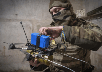 Reino Unido envia mais de 85 mil drones à Ucrânia e investe 600 milhões de libras no maior pacote de defesa da história. A medida ocorre em meio ao avanço russo no leste europeu.