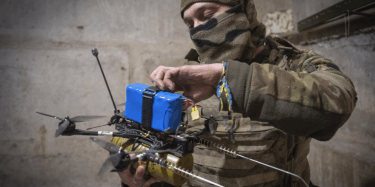 Reino Unido envia mais de 85 mil drones à Ucrânia e investe 600 milhões de libras no maior pacote de defesa da história. A medida ocorre em meio ao avanço russo no leste europeu.