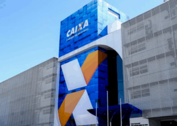 Documentos obtidos via LAI mostram que o presidente da Caixa, Carlos Vieira, nomeou assessores ligados a figuras do Centrão e ao presidente da Câmara, Arthur Lira. CGU considerou ilegais as tentativas da estatal de manter os nomes em sigilo.