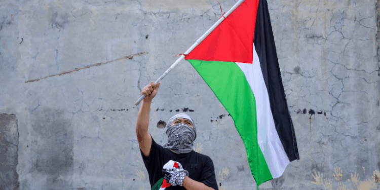 Hamas libera todos os reféns vivos em Gaza, mas corpos permanecem sob escombros; Israel exige devolução total e condiciona ajuda humanitária à entrega.