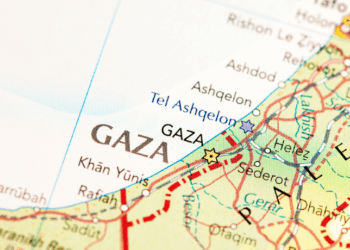Médicos de Gaza afirmam que corpos devolvidos por Israel têm sinais de tortura e execução. Hospital relata vítimas com mãos amarradas, olhos vendados e tiros à queima-roupa.